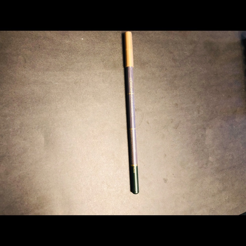 L’Oreal soft liner ( MOSS) eyeliner/ lip liner